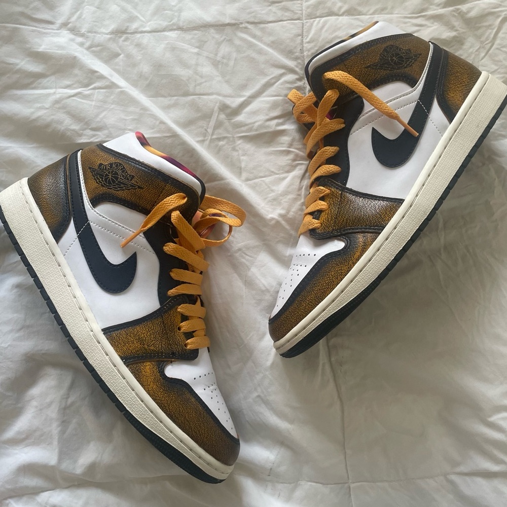 Jordan 1 Mid Taxi Wear Away— 9.5 mens— used